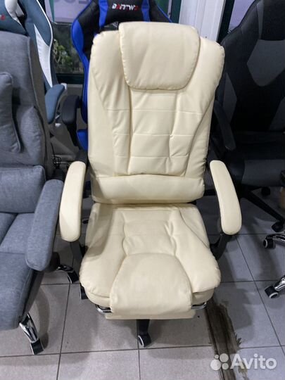 Офисное кресло бежевое