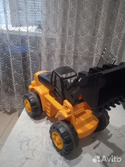 Трактор игрушка