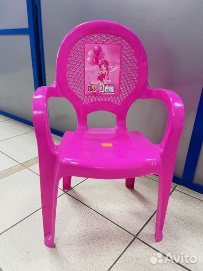 Детские стульчики разных цветов