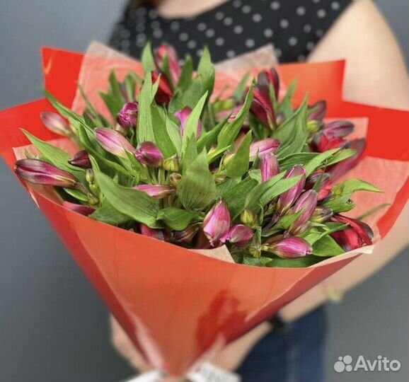 Букет из ярких, стойких альстромерий