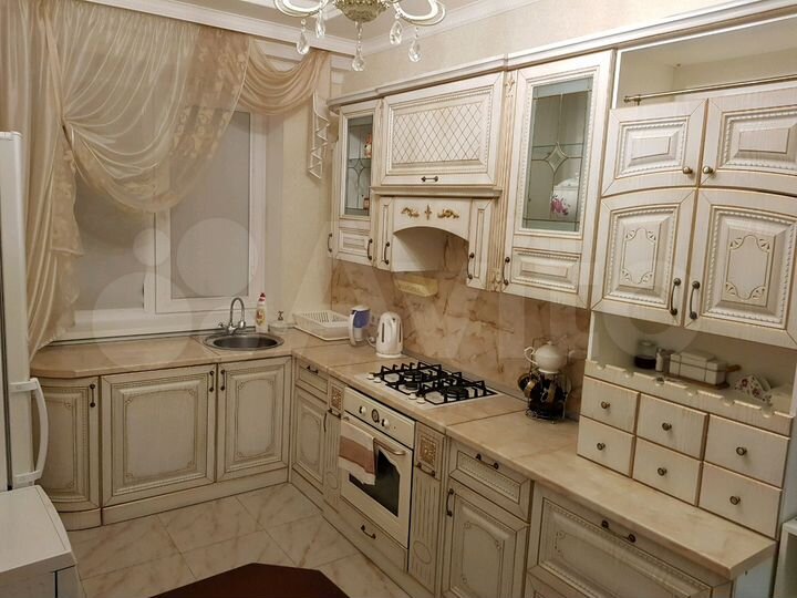 Авито ессентуки 2 комнатные квартиры. Кухня в золотом цвете. Кухня слоновая кость с золотой патиной. Белая кухня с золотой патиной. Классическая кухня слоновая кость.