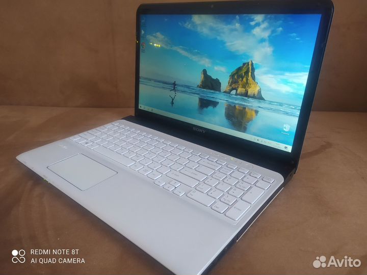 Sony Vaio SVE151D11V (Core i3)