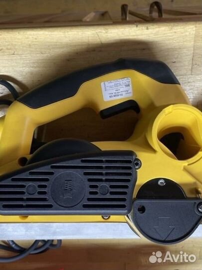 Продам электрорубанок dewalt D26500K