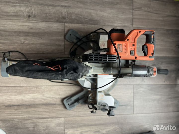 Торцовочная пила c протяжкой Black&Decker BES700