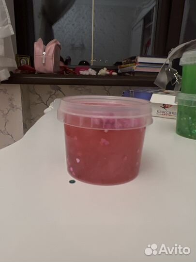 Слайм. Состоит в нем пинопласт и блестки