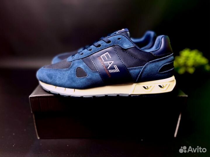 Кроссовки Armani эргономичные