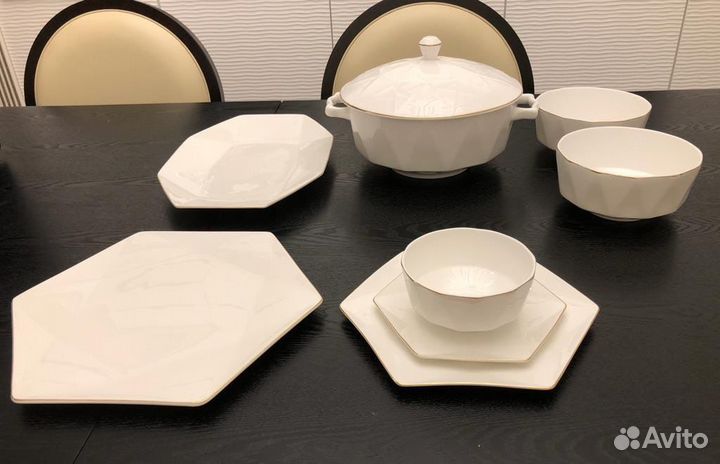 Абсолютно новый столовый сервиз, костяной фарфор