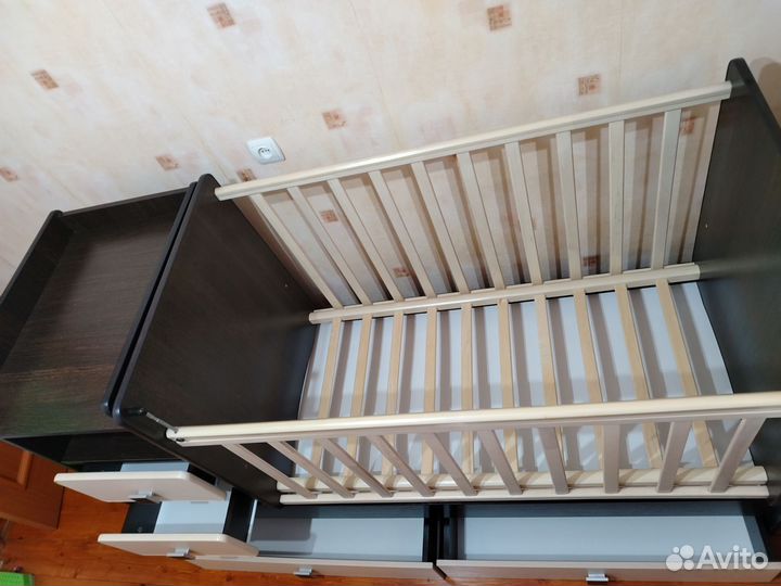 Детская кроватка с пеленальным столиком и маятнико