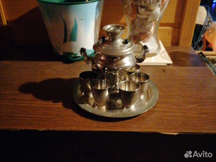 Самовар и поднос с рюмками