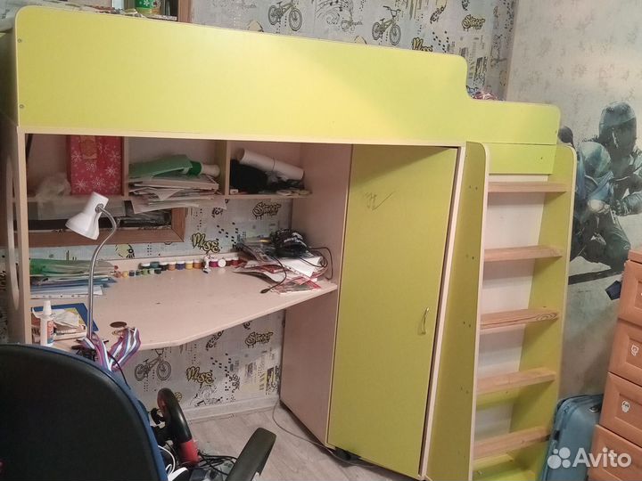 Детская кровать чердак со столом и шкафом