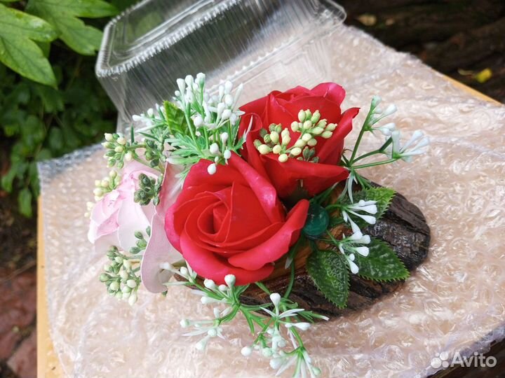 Букет цветов на спиле акации, подарок