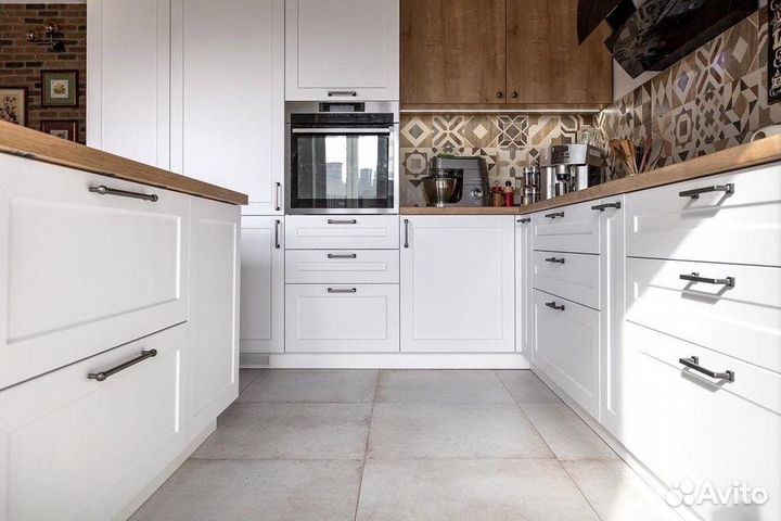 Кухня с каменным островом