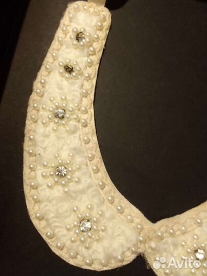 Воротничок со стразами и кружевом