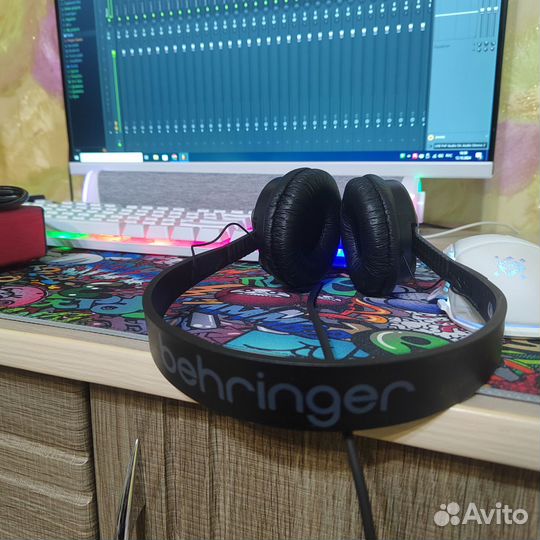 Студийные наушники behringer
