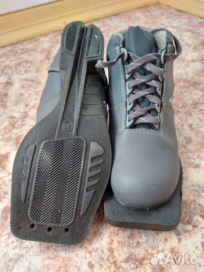 Лыжные ботинки Nordik размер 35 + крепления