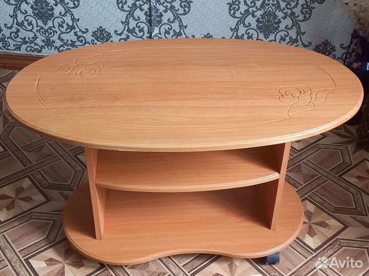 Журнальный столик на колёсиках