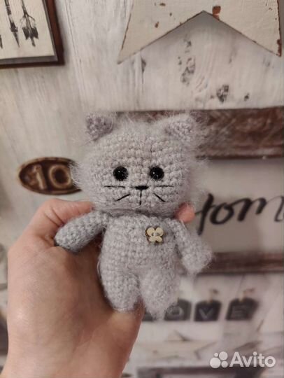 Вязаная игрушка котик