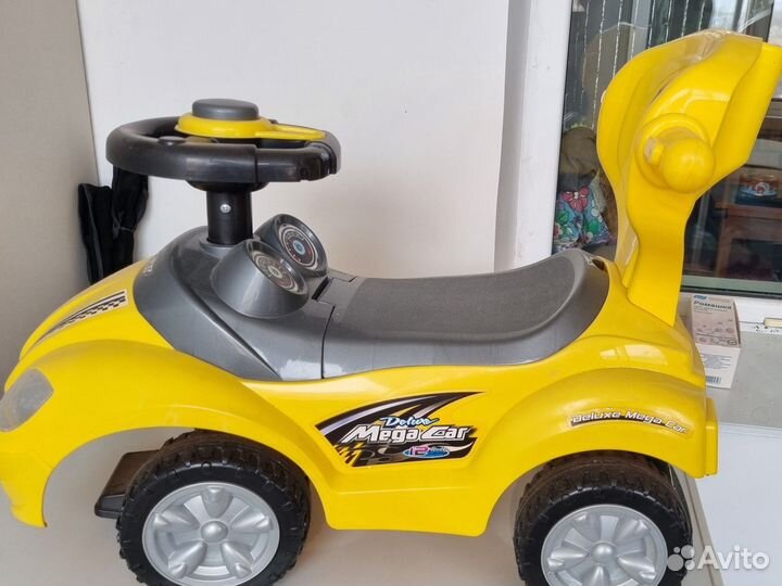 Машинка каталка толокар с ручкой
