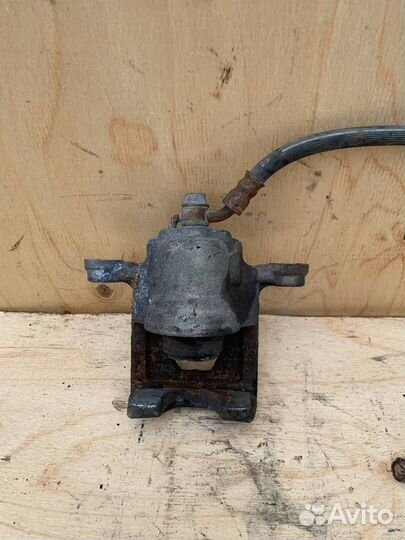 Задний левый суппорт Nissan Teana J32 Теана J32