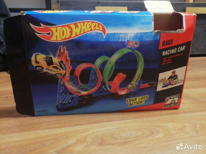 Игрушечная трасса с машинкой