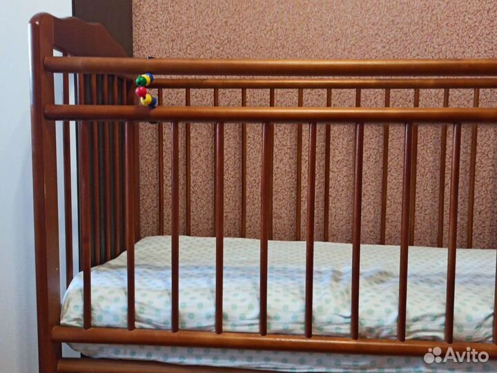 Детская кроватка на колесиках