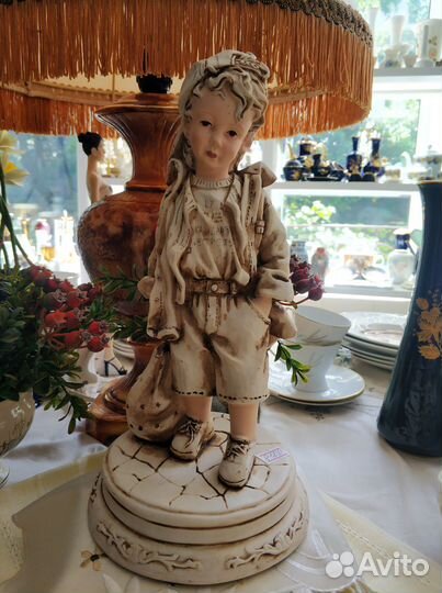 Статуэтка фигурка мальчик с рюкзаком