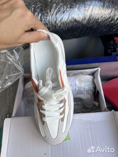 Кроссовки женские