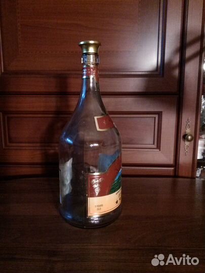 Стеклянная бутылка для вина