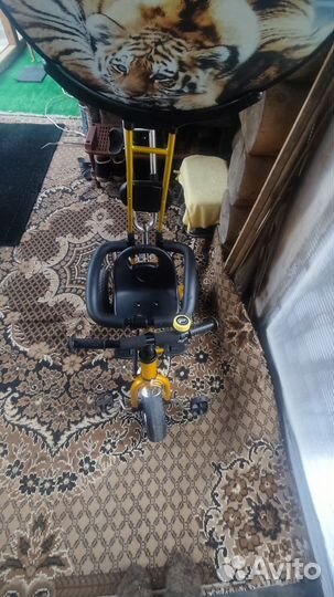 Детский трехколесный велосипед с ручкой