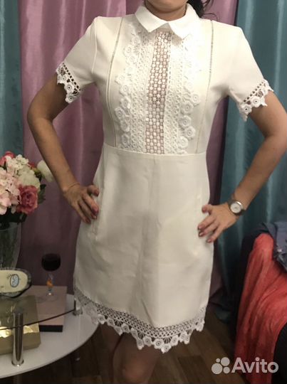 Очень стильное белое коктейльное платье