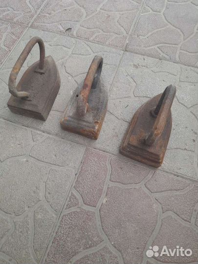 Старинные чугунные утюги