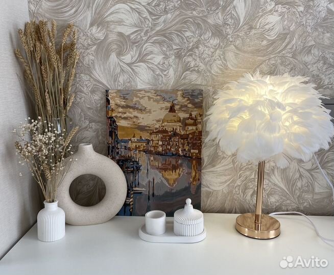 Светильник, вазы, картина