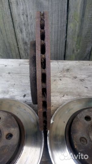 Передние тормозные диски колодками VolksWagen Polo