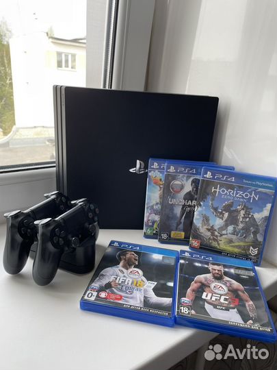 Sony PS4 Pro 1tb + 2 джойстика со станцией и 5 игр