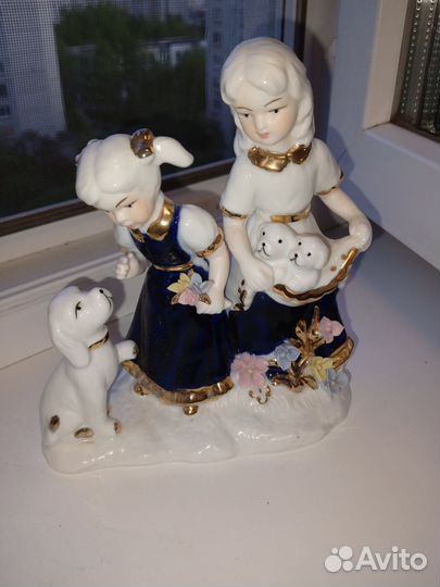 Статуэтка фарфор Девочки со щенками