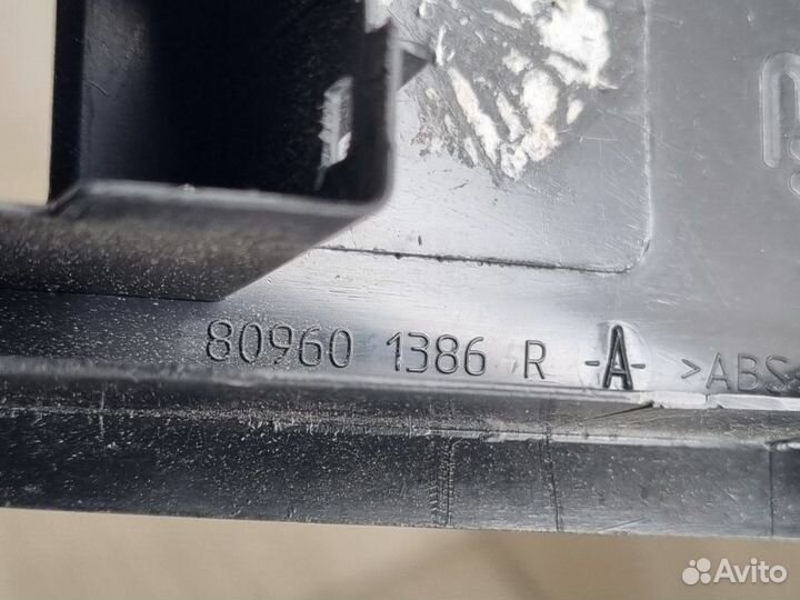 Накладка обшивки двери правая Nissan Terrano D10