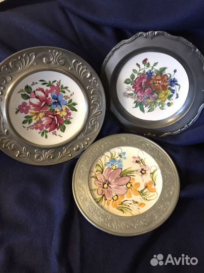 Фарфоровые тарелочки в оловянном обрамлении