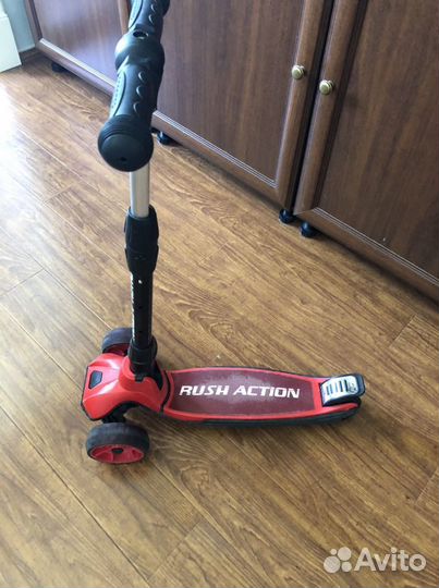 Самокат трехколесный