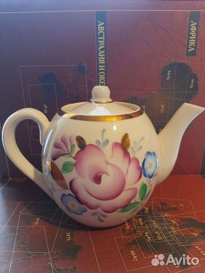 Фарфоровый чайник
