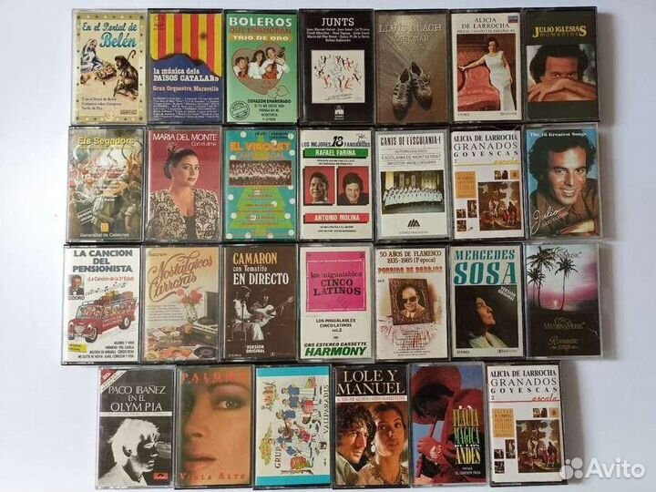 Коллекция аудиокассет с испанской музыкой