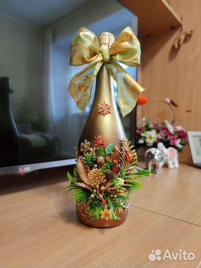 Бутылка шампанского, свеча, декор, новый год