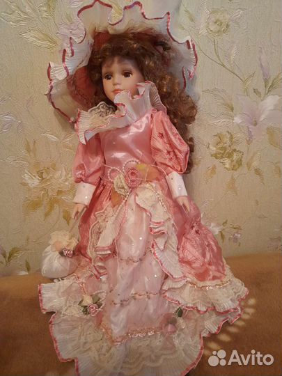 Кукла фарфоровая