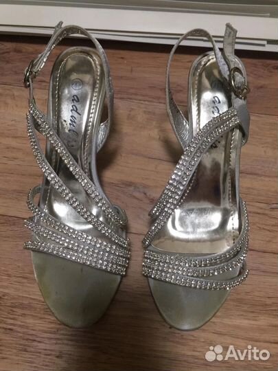 Босоножки со стразами на каблуке