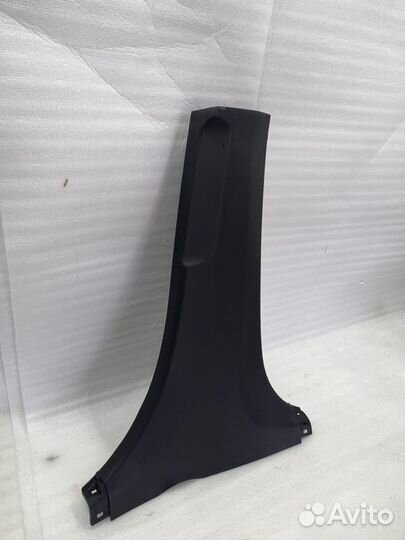 Накладка центральной стойки (внутренняя) левая