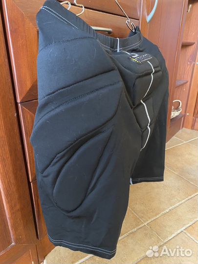 Защитные шорты для сноуборда и хоккея мужские