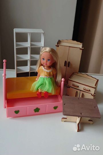 Набор кукольной мебели и кукла