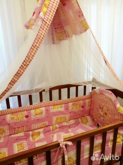 Детская кроватка с маятником