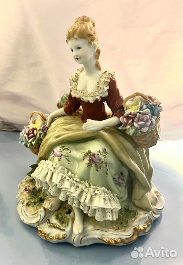 Фарфоровые статуэтки дама с цветами