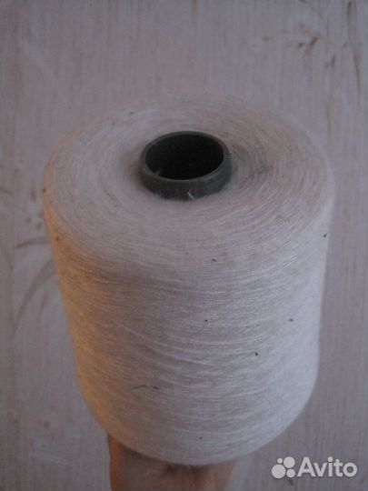 2 больших мотка ниток один белый один серый