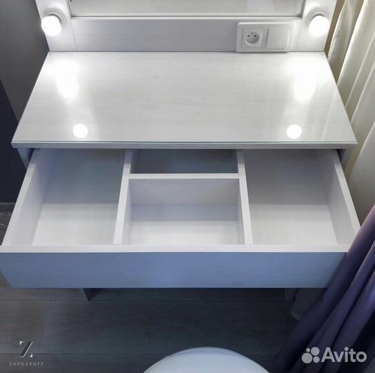 Туалетный столик для макияжа с гримерным зеркалом